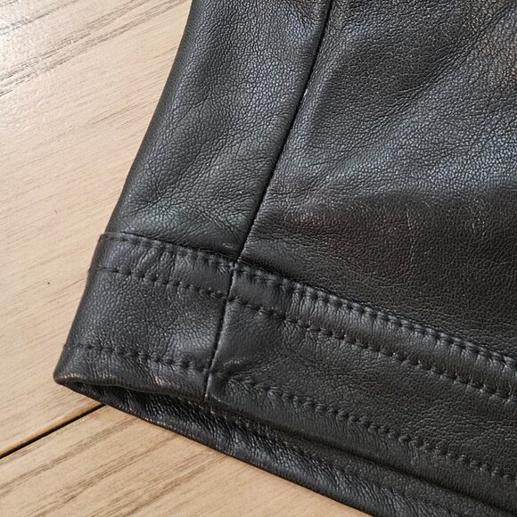 Guess Pleather Miniskirt Women's US Size (0) Soft With Gold Detailing - Picture 6 of 14